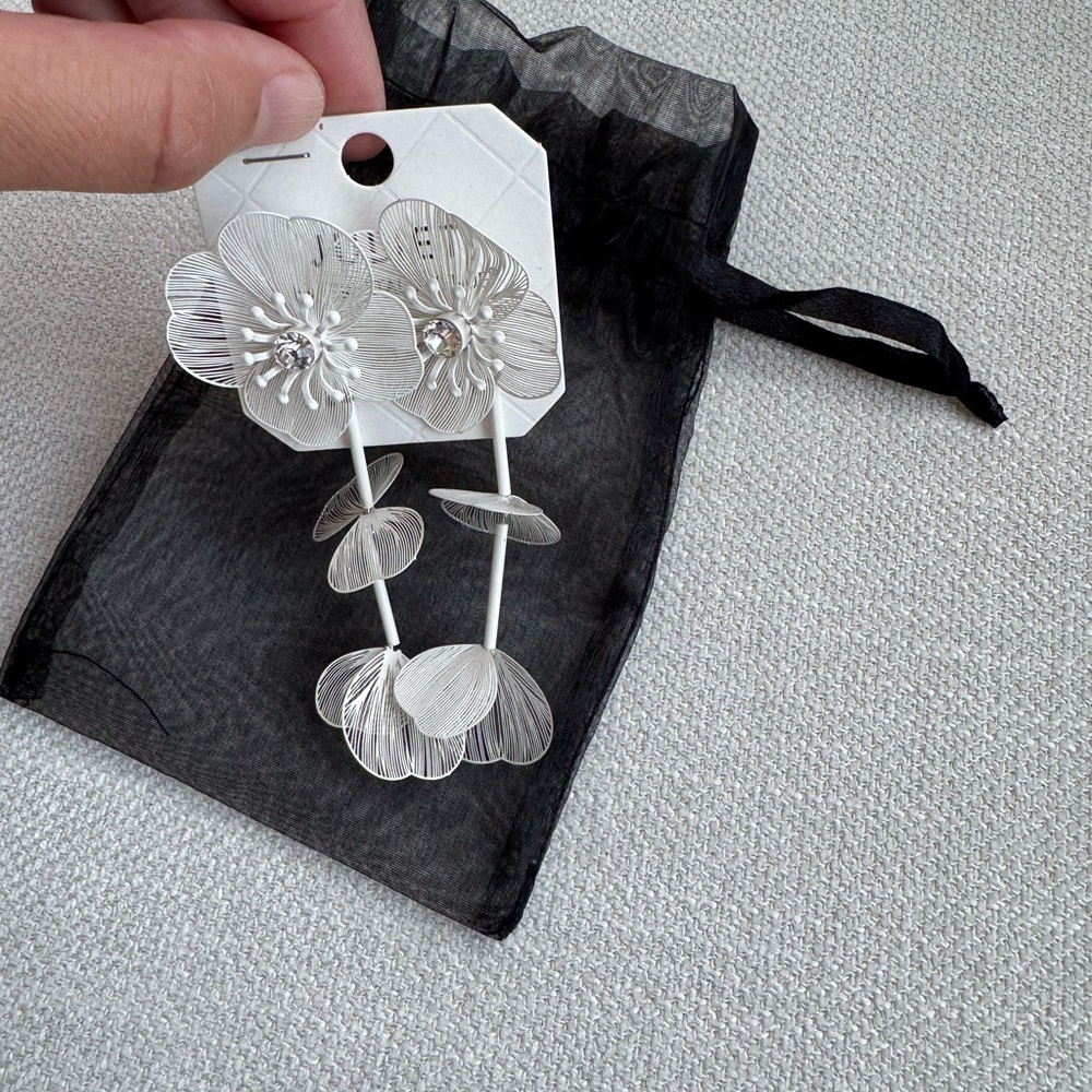 NWT Chic Floral Dangle Earrings - Picture 3 of 5